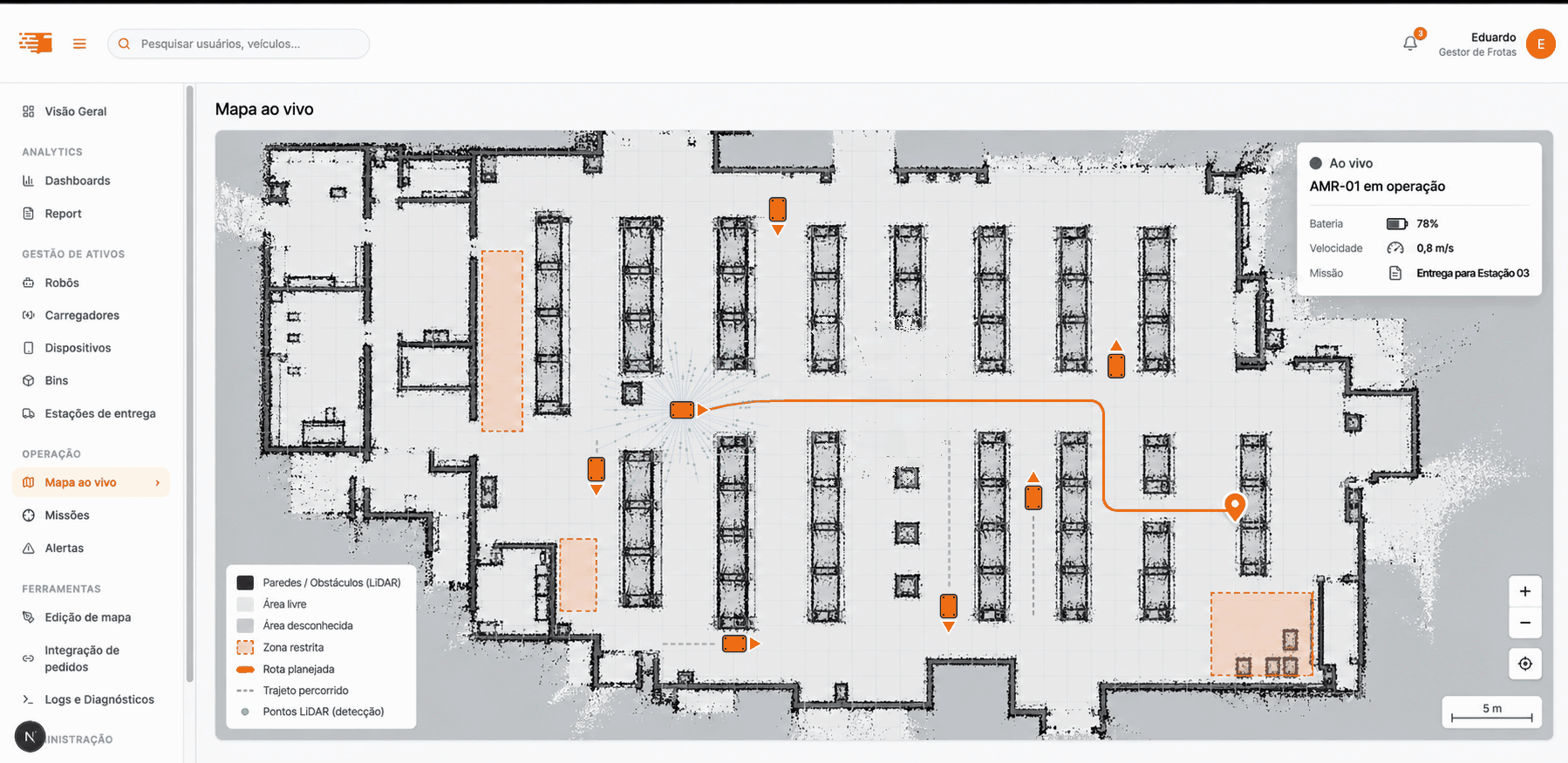 Tela do 9fleet com mapa ao vivo, robôs em movimento, trajeto planejado e status da operação.